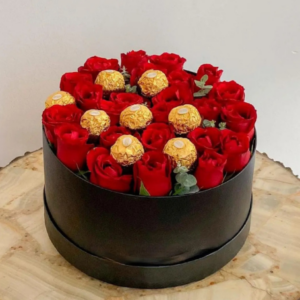 Caixa de rosas vermelhas com chocolates
