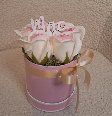 caixa com rosas de sabão especial mãe