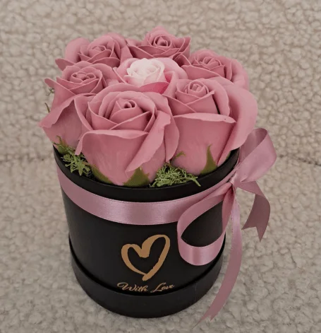 caixa de rosas de sabão cor de rosa