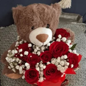 cesto com urso castanho e rosas