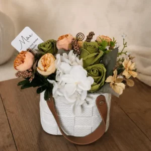 coleção dia da mãe – arranjo floral em carteira de porcelana com rosas de sabão e flores artificiais