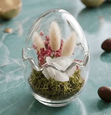 ovo decorativo em vidro com flores secas – arranjo floral elegante