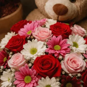 ursinho com cesto de margaridas e rosas mistas