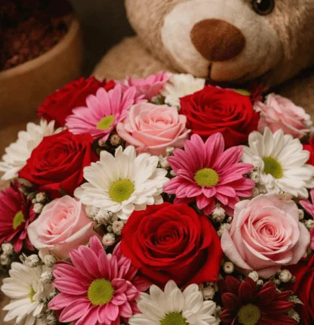 ursinho com cesto de margaridas e rosas mistas